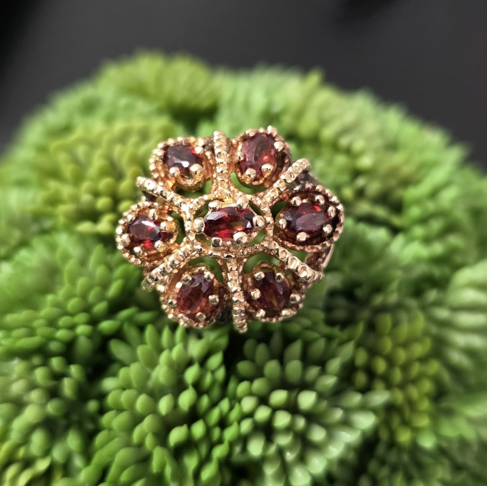 Watch Video / Heavy 14K Gold Garnet Ring: A Burst of Radiant Luxury - Picture 4 of 17